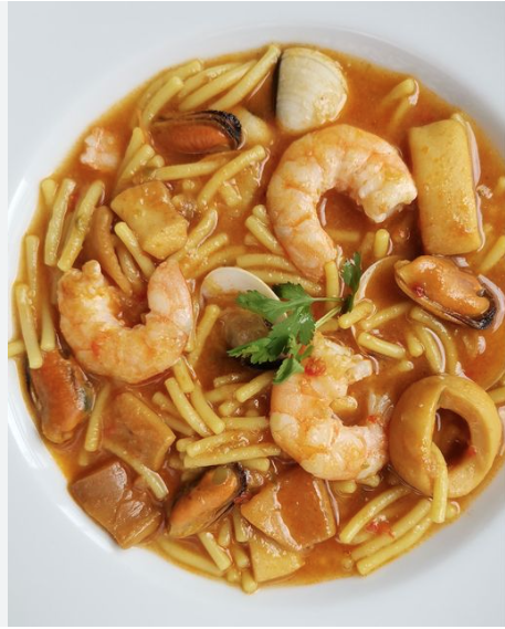 Ensalada de pimientos asados atún y huevo con fideos con marisco